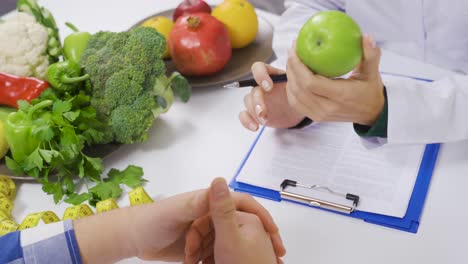 El-Médico-Dietista-Le-Informa-A-Su-Paciente-Sobre-Una-Alimentación-Saludable-Con-Una-Dieta-Vegetal.